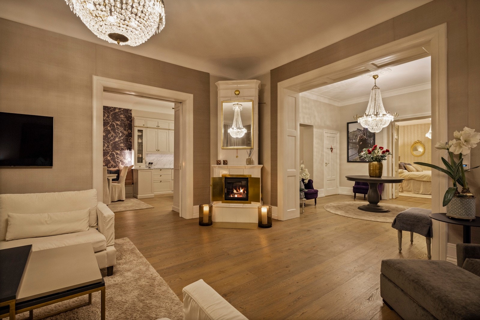 I kveldens dempede lys fremstår rommets klassiske elementer i subtil dialog med moderne komfort. Galleribilde