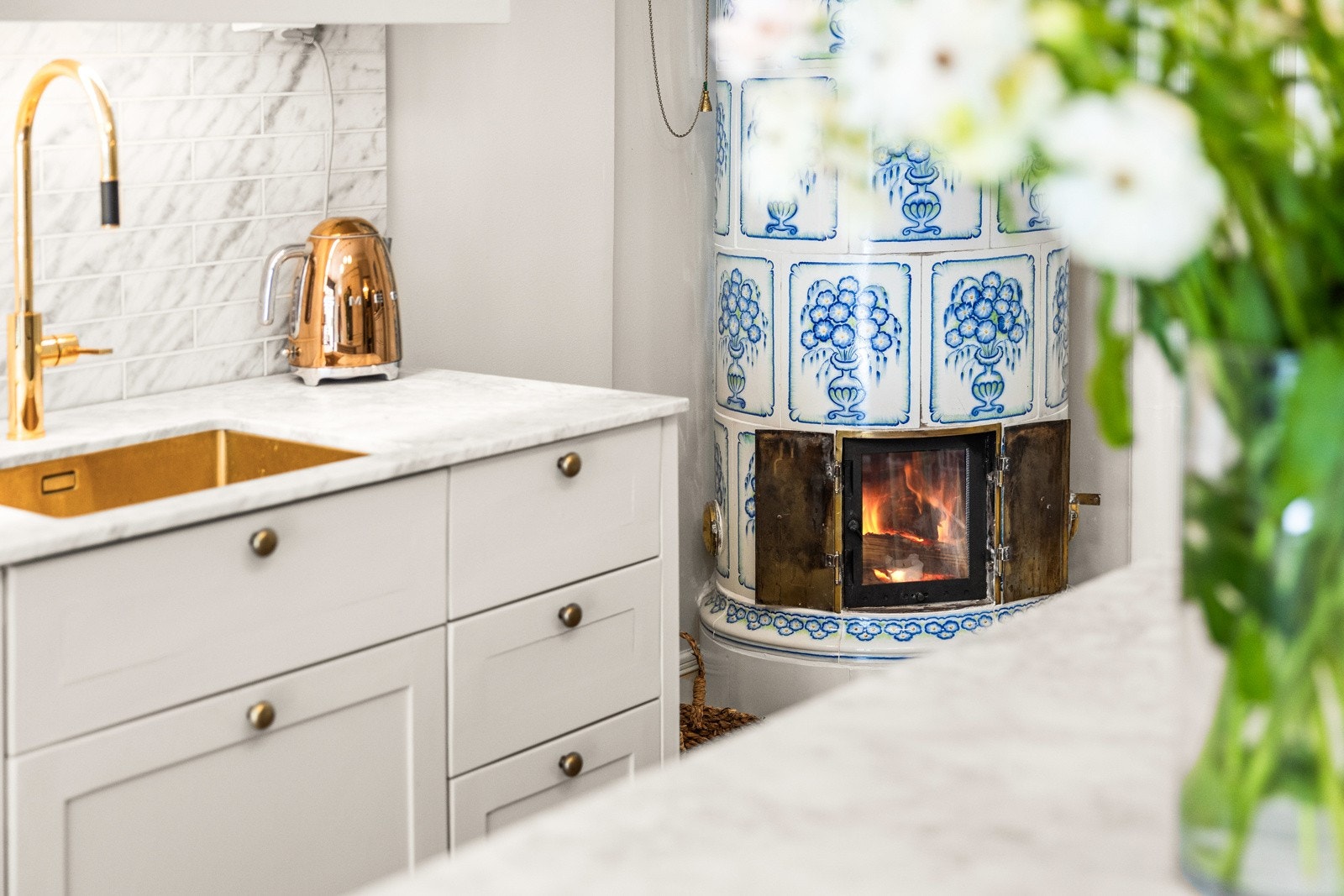 De klassiske detaljene harmonerer sømløst med boligens øvrige stil og bidrar til en lun og tidløs atmosfære. Galleribilde