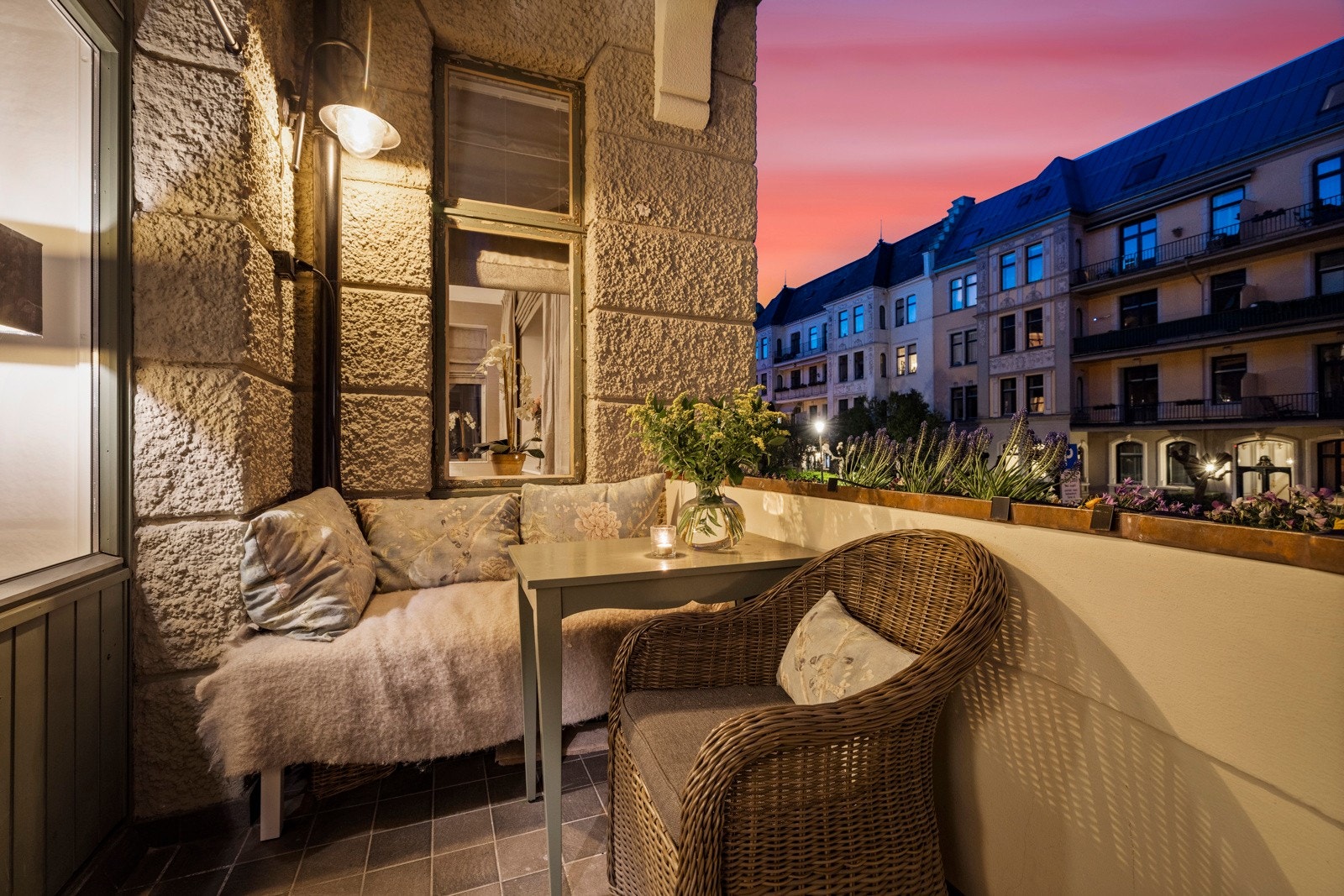 Lysene fra byen og balkongens lune atmosfære skaper et eksklusivt og urbant pusterom. Galleribilde