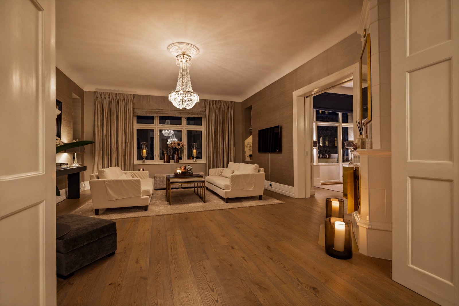 Et rom for samtaler, stillhet og selskapelighet - iscenesatt av gjennomtenkt belysning og teksturelle kvaliteter. Galleribilde