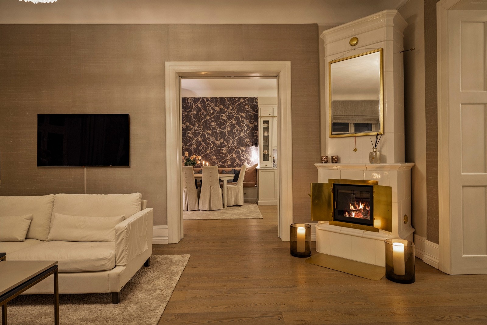 Når kvelden faller på, forvandles stuen til et stemningsfullt tilfluktsrom - dempet, varmt og eksklusivt. Galleribilde