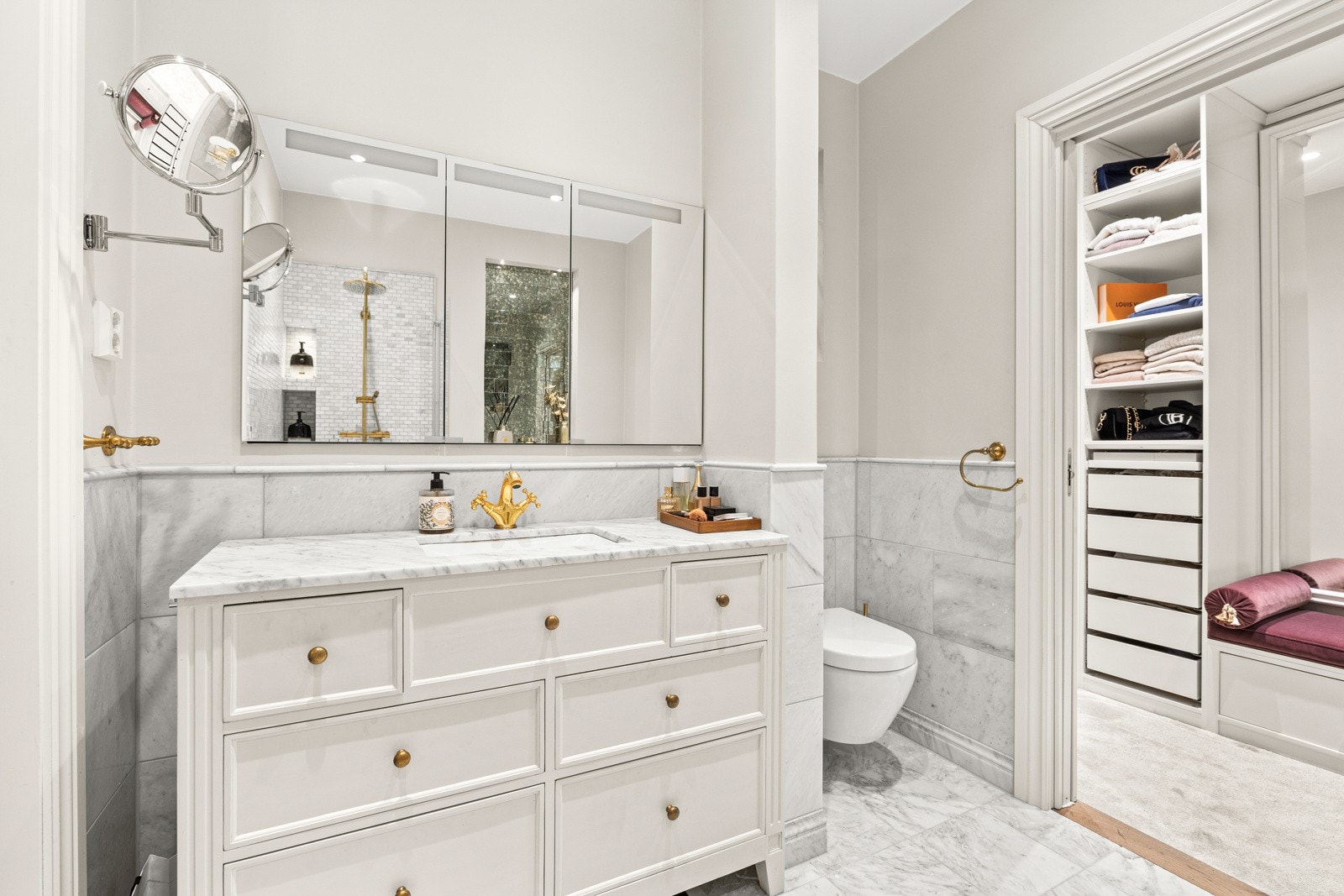 I tilknytning til badet ligger et romslig omkledningsrom - et luksuriøst og praktisk supplement, skreddersydd for hverdagsflyt og orden. Galleribilde