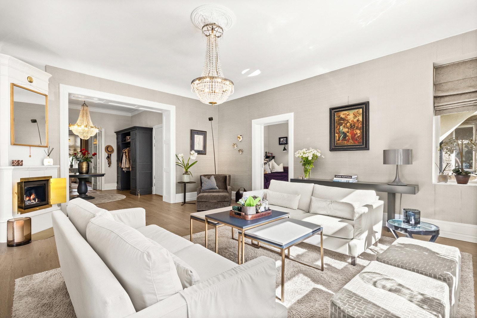 Detaljer som stukkatur, takrosett og silketapet vitner om en bolig med dyp respekt for estetisk arv. Galleribilde