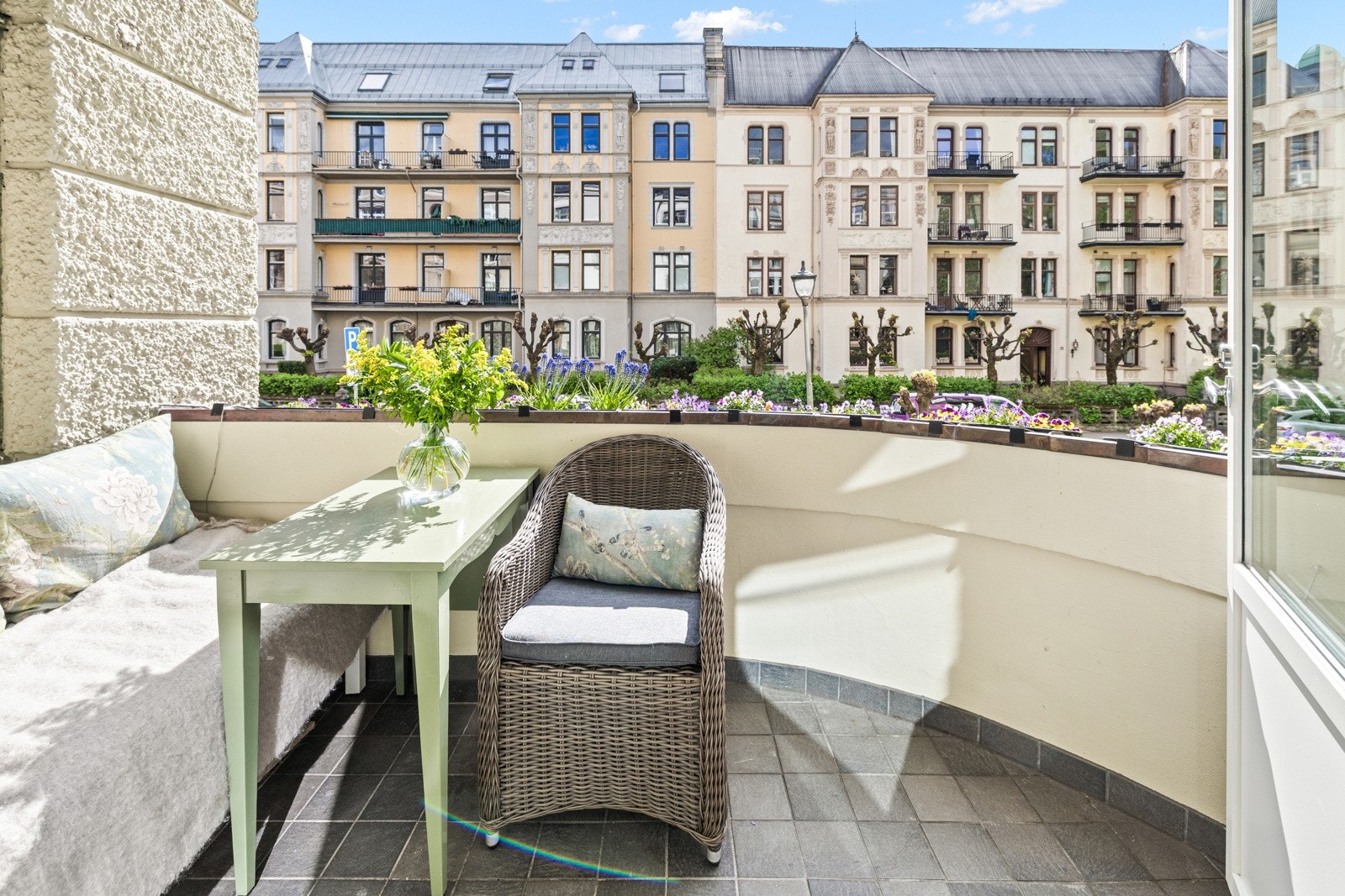 Den sjarmerende balkongen gir følelsen av en forlengelse av rommet - perfekt for morgenkaffe og rolige øyeblikk. Galleribilde