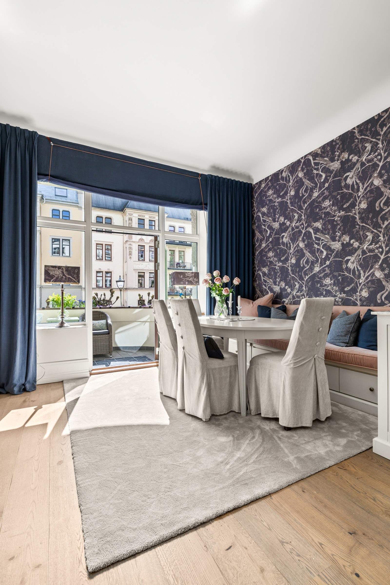 Spisestuen binder kjøkken og balkong sammen - en sosial akse med gjennomgående estetisk kvalitet og tidløs karakter. Galleribilde