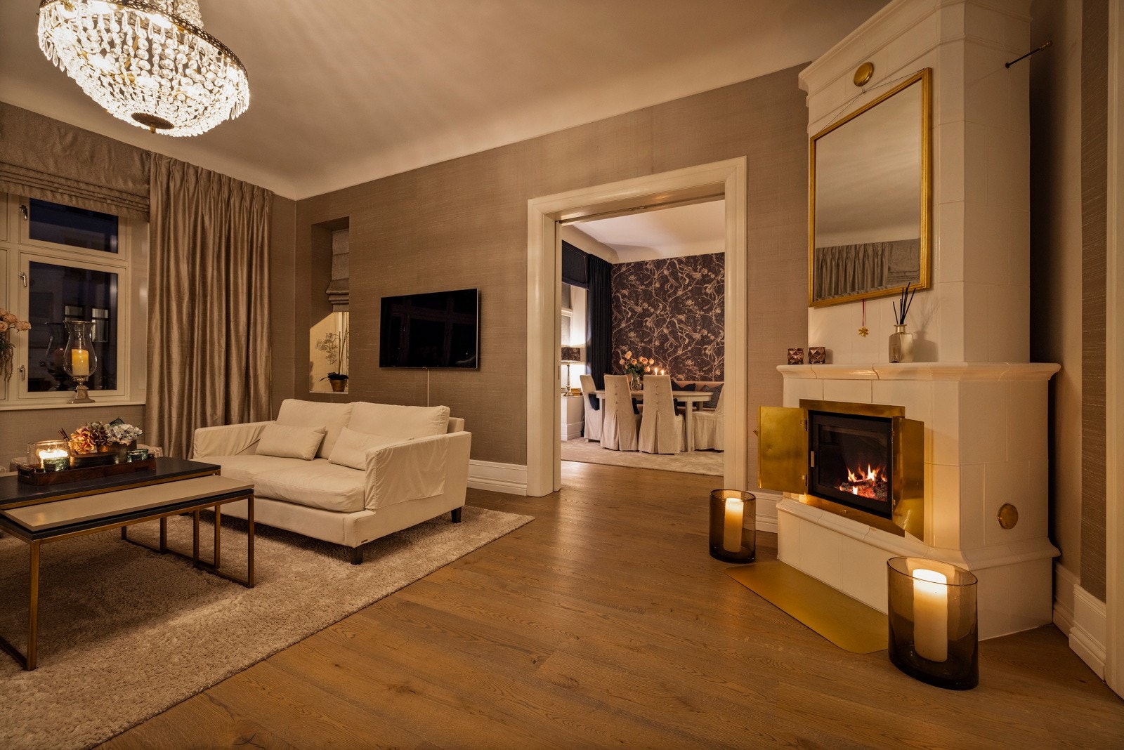 Kakkelovnens varme gir rommet karakter og atmosfære - en kontemporær tolkning av klassisk eleganse. Galleribilde