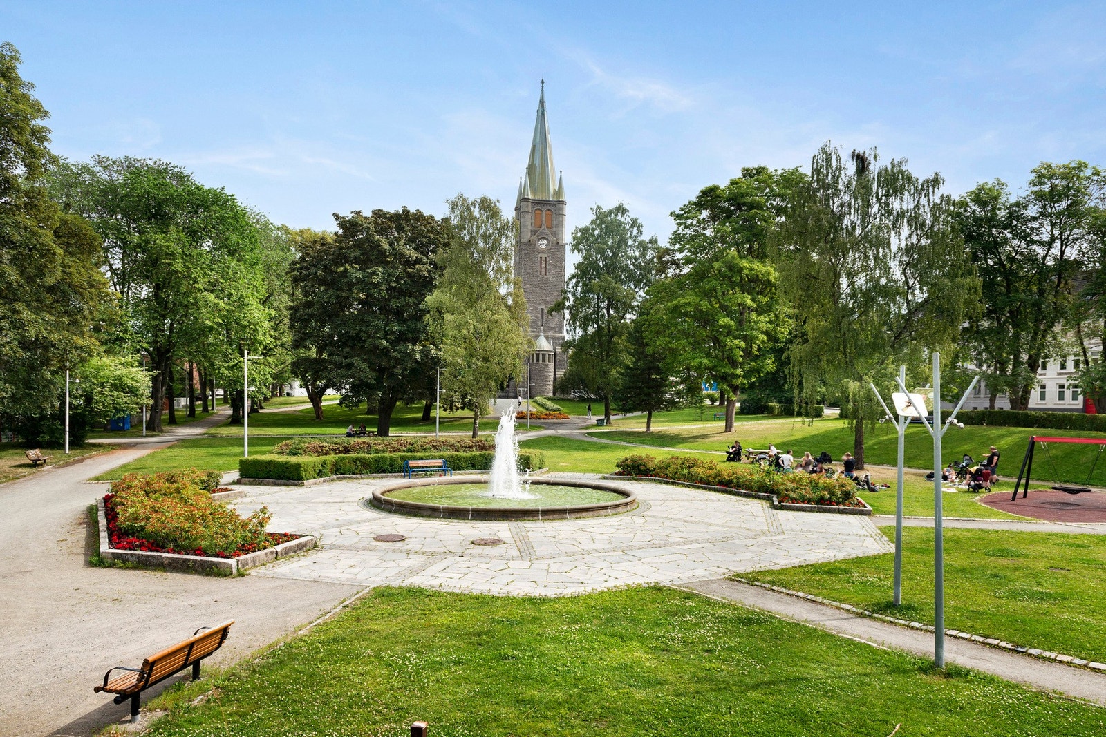 Like ved leiligheten finner du en grønn lunge i Lademoparken. Populært sted på de varmeste dagene! Galleribilde
