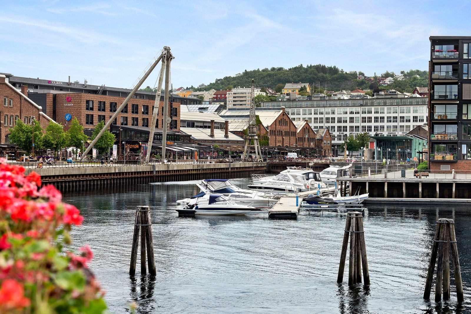 Det er rusleavstand ned til Solsiden med utallige shoppingmuligheter såvel som dagligvare og restauranter. Galleribilde