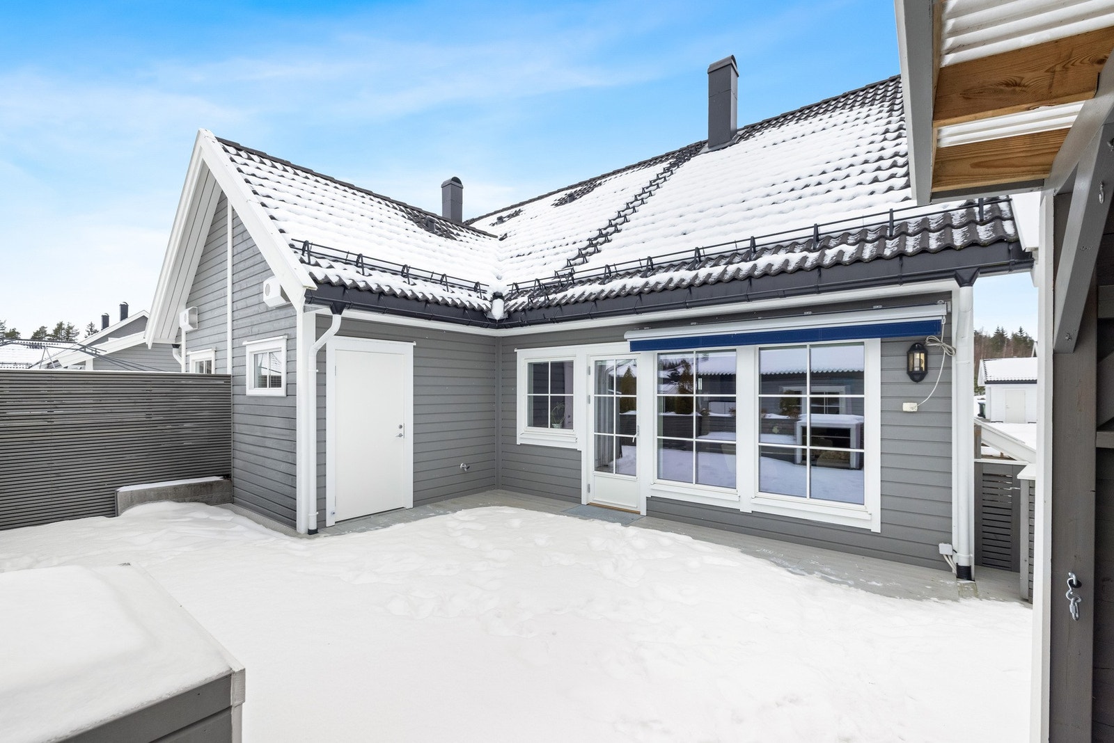 Det er plassbygget en benk og blomsterbedd som gir deg rikelig med skjerming. Galleribilde