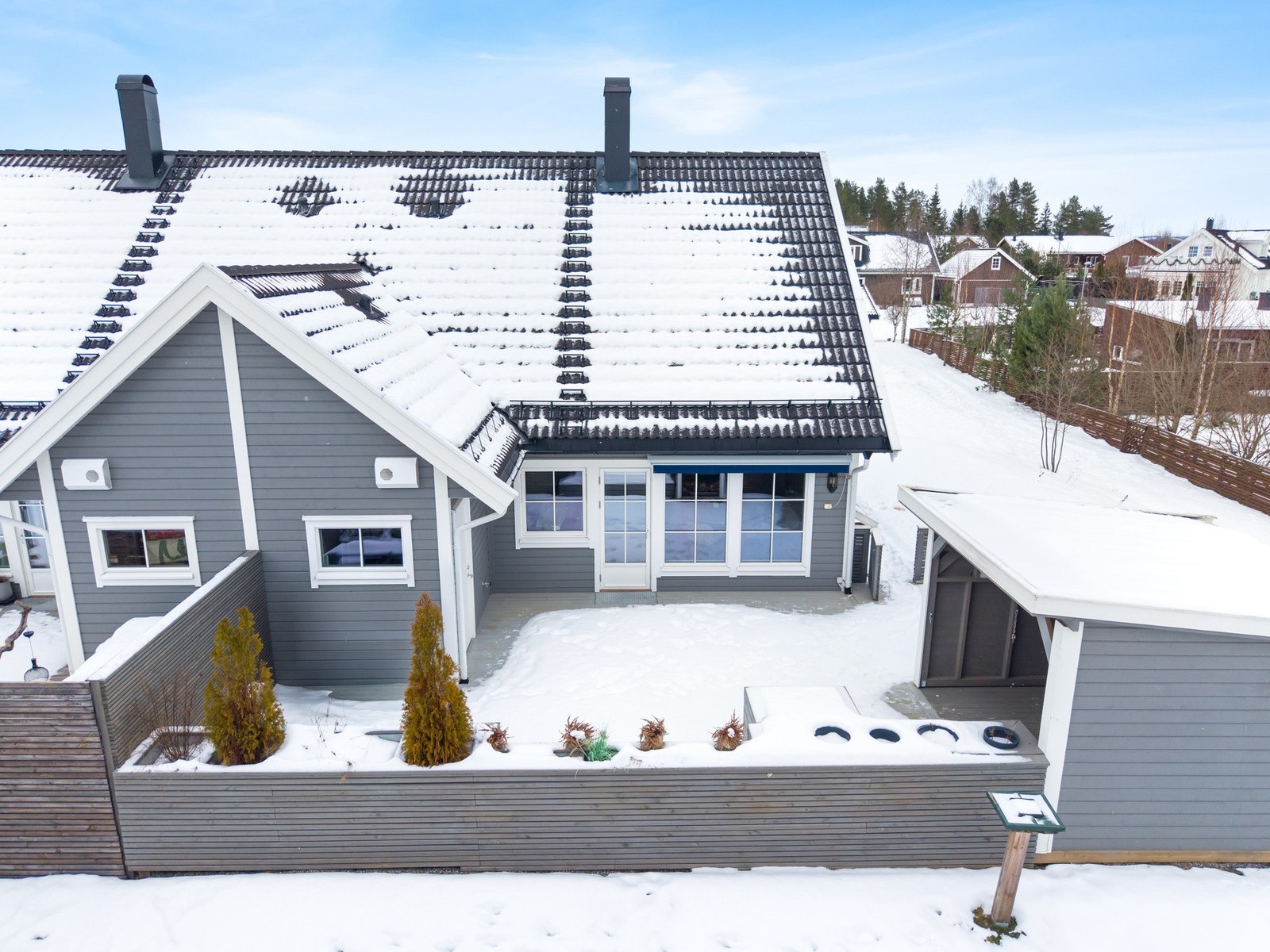 Uteplassen er gjerdet inn og det er grind for å komme inn på terrassen ved siden av huset. Galleribilde