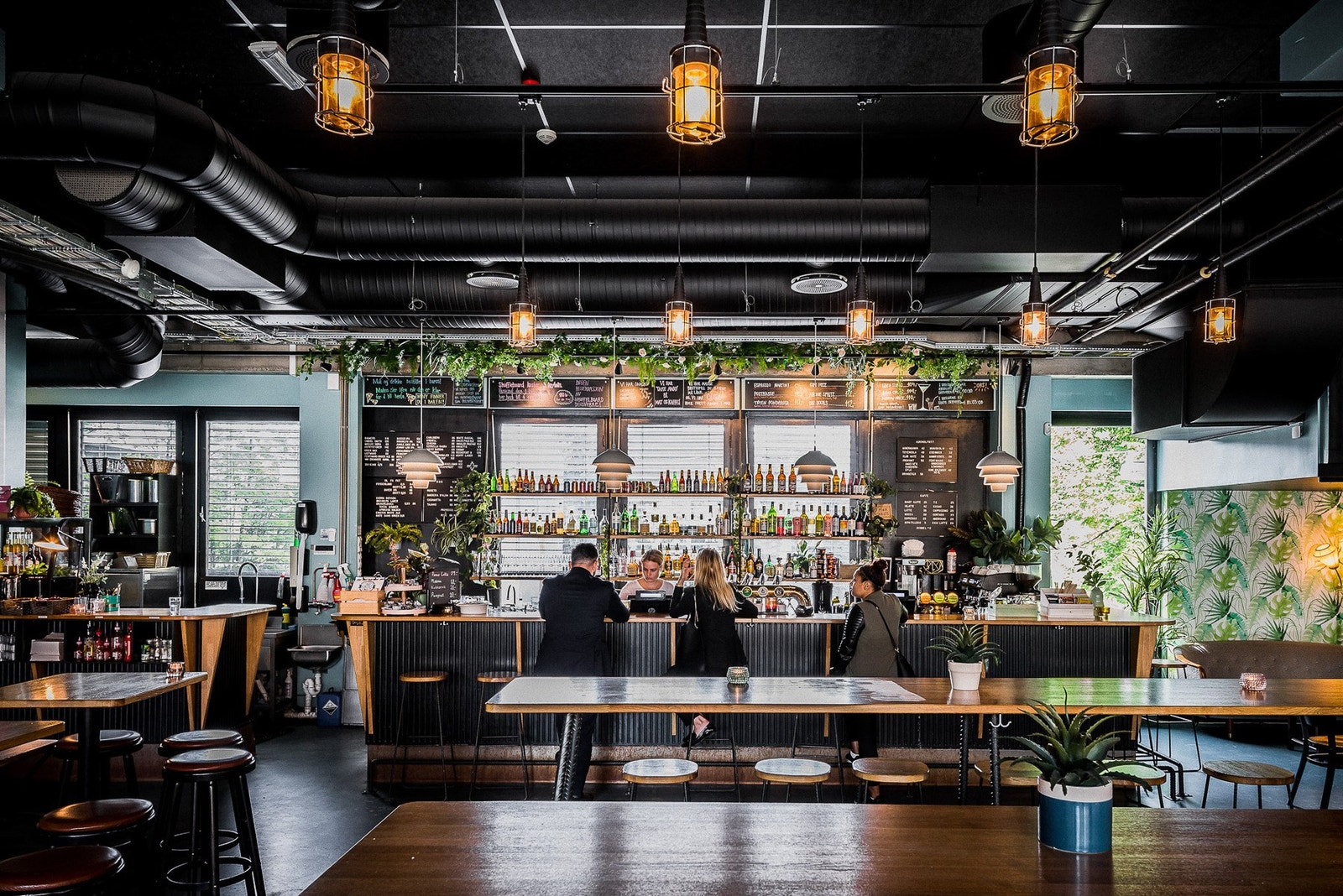 Rikelig med servicetilbud på Tøyen Torg: Rundt torget fins en fantastisk samling kafeer, restauranter, butikker, bibliotek, og mye annet. Galleribilde