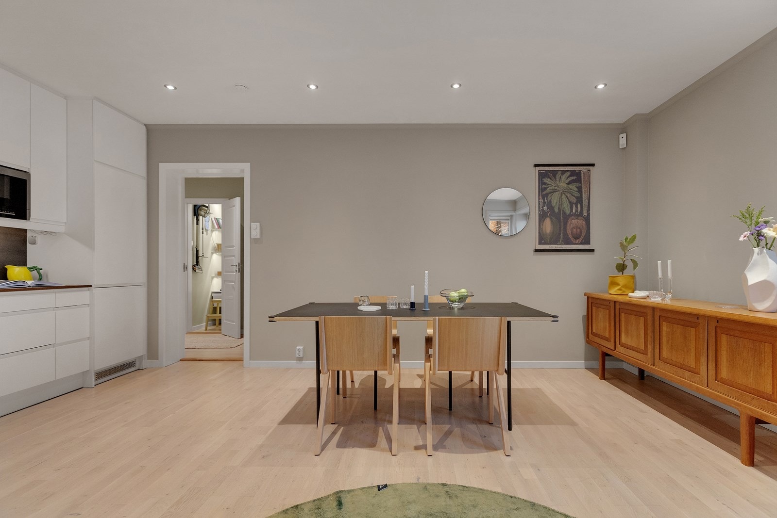 Kjøkkenet fremstår som moderne og funksjonelt med glatt laminert kjøkkeninnredning i lyse fronter som gir et rent og tidløst uttrykk. Galleribilde