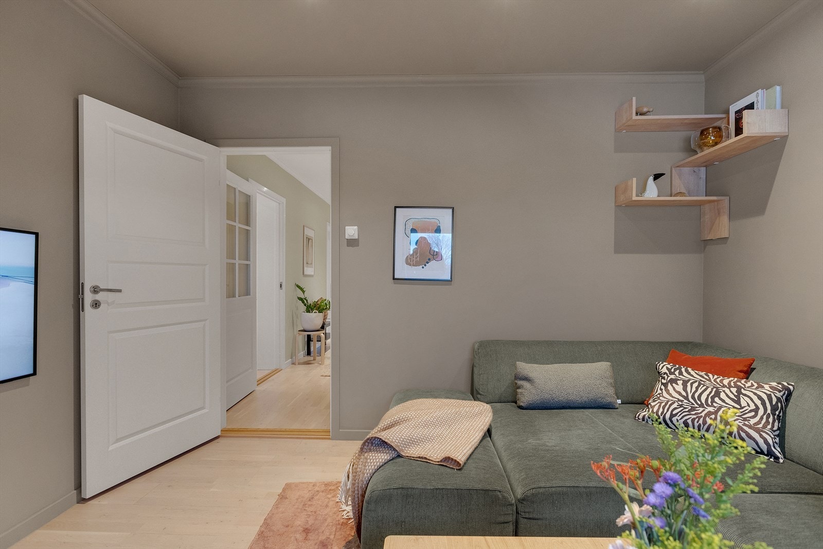 Her er det plass til en hyggelig sofakrok, skjenk og tv-møblement. Galleribilde