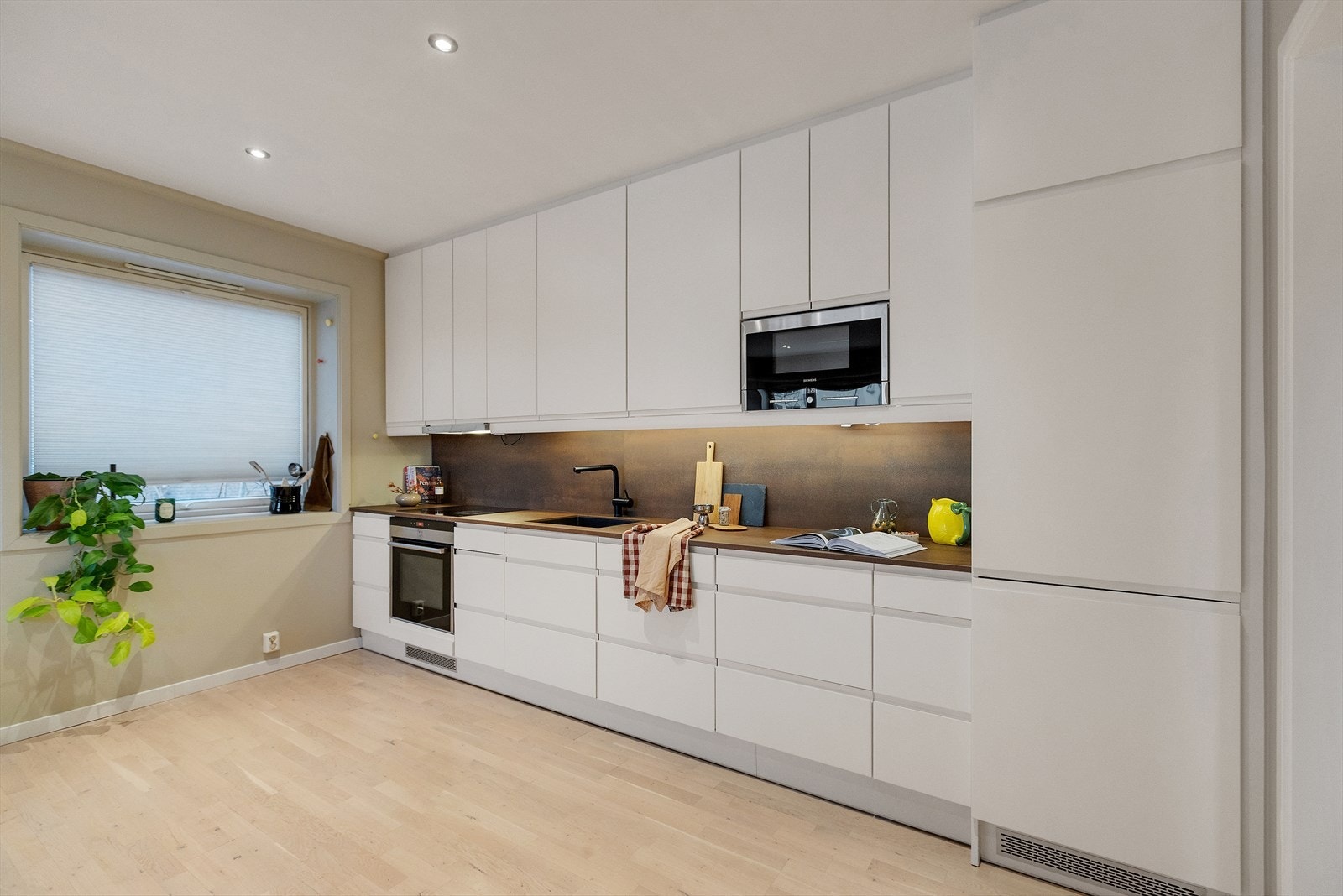 En lys og gjennomført leilighet med god planløsning og moderne uttrykk, beliggende attraktivt til på Sagene. Galleribilde