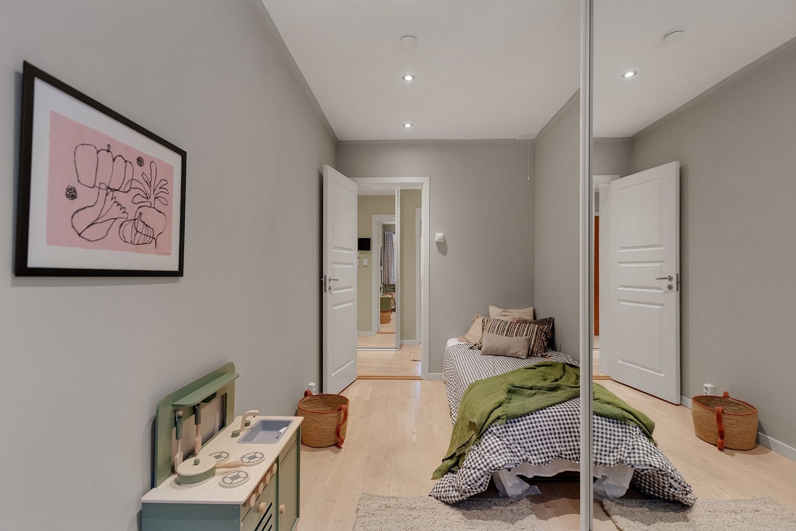 Store vinduer gir godt med naturlig lys, og rommene fremstår som både funksjonelle og innbydende. Galleribilde