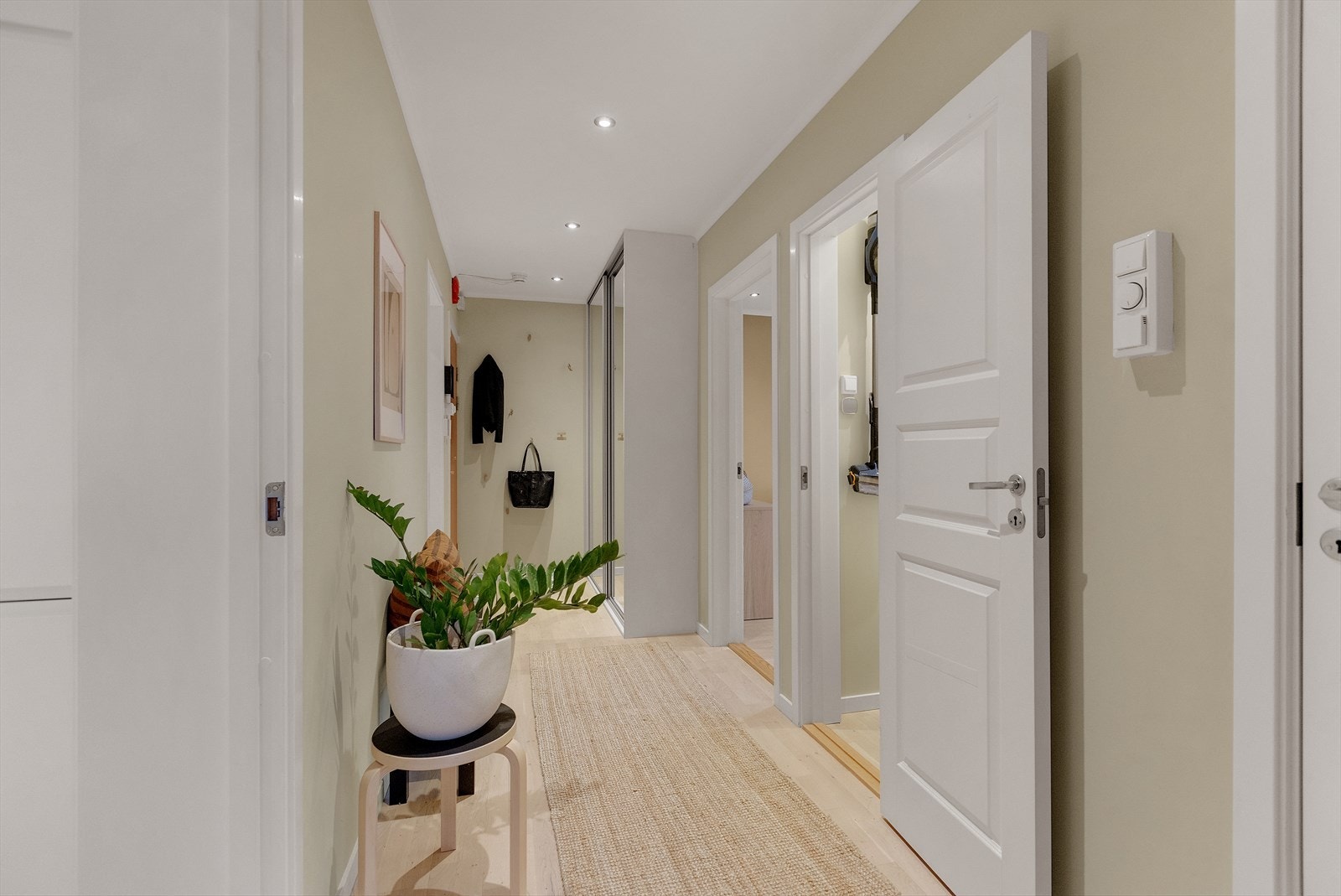 Lyse overflater, downlights i himling og gjennomgående tregulv skaper en lun og velholdt atmosfære. Galleribilde