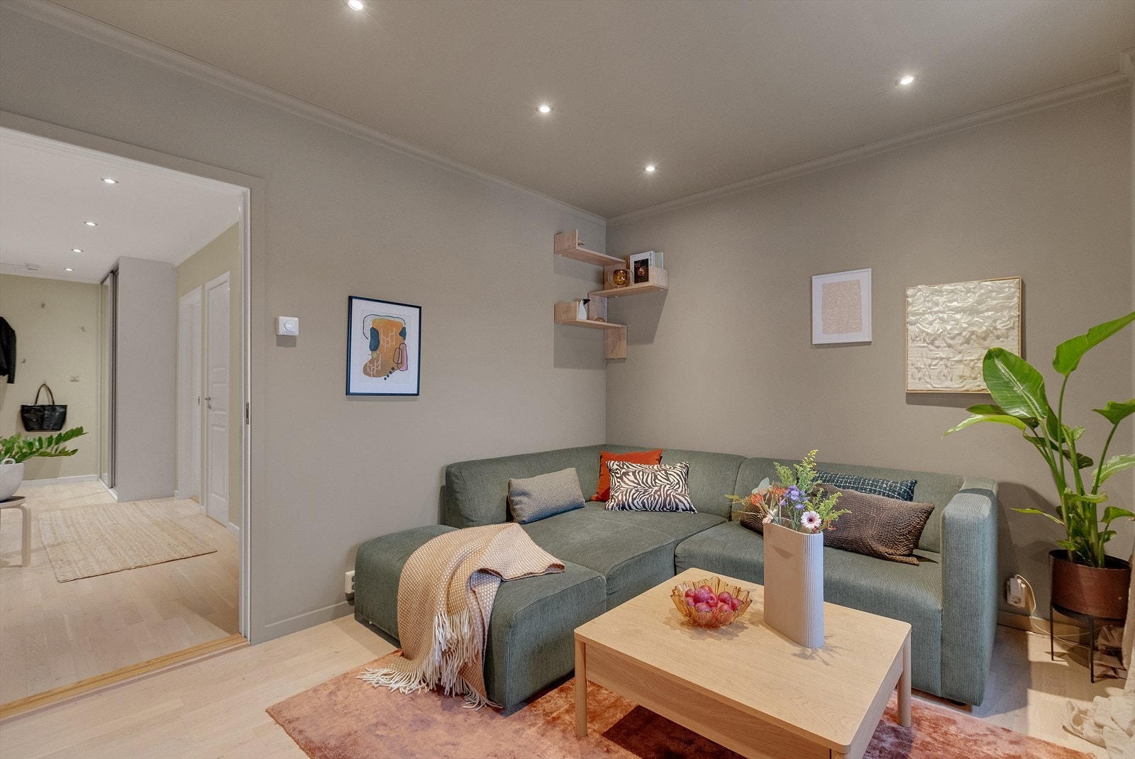 Rommet har et moderne og rolig uttrykk med lyse overflater og gjennomgående tregulv, som skaper en helhetlig og varm atmosfære i boligen. Galleribilde