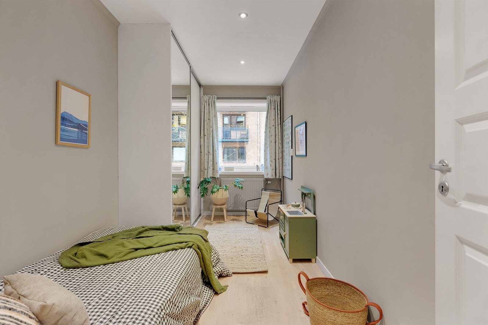 Alle soverommene har gjennomgående tregulv og lyse overflater som skaper en lun og behagelig atmosfære. Galleribilde