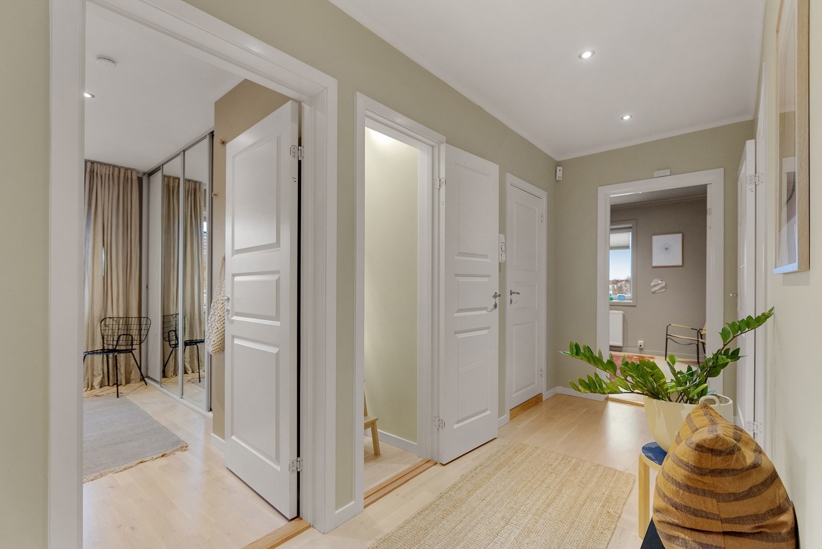 Entréen gir et svært godt førsteinntrykk med en praktisk og oversiktlig utforming. Galleribilde