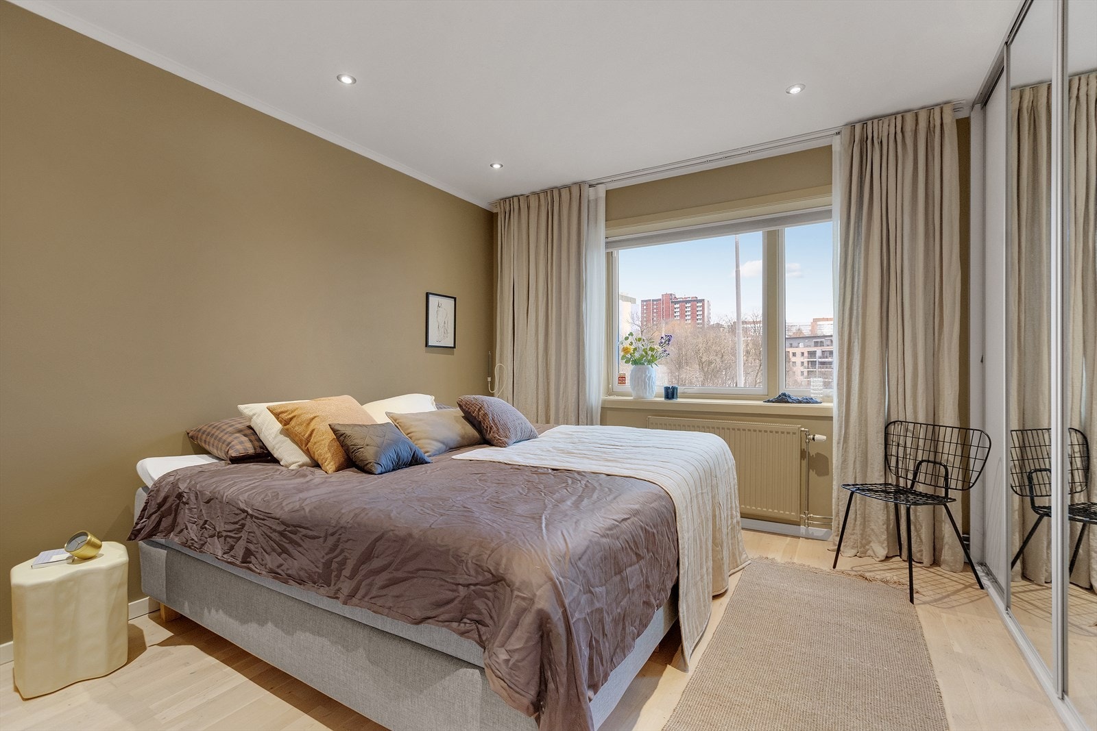 Leiligheten har tre gode soverom med fleksible bruksområder som passer både for familie, gjester og hjemmekontor. Galleribilde