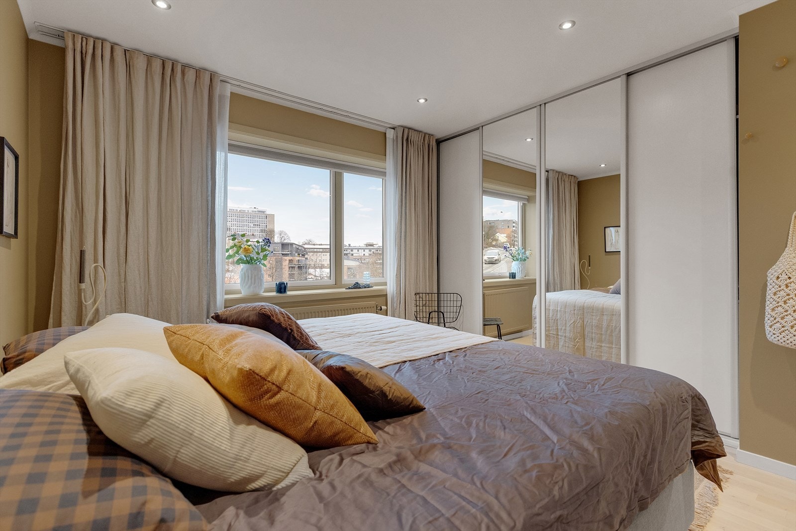 Hovedsoverommet er romslig og har god plass til dobbeltseng og tilhørende møblement. Galleribilde