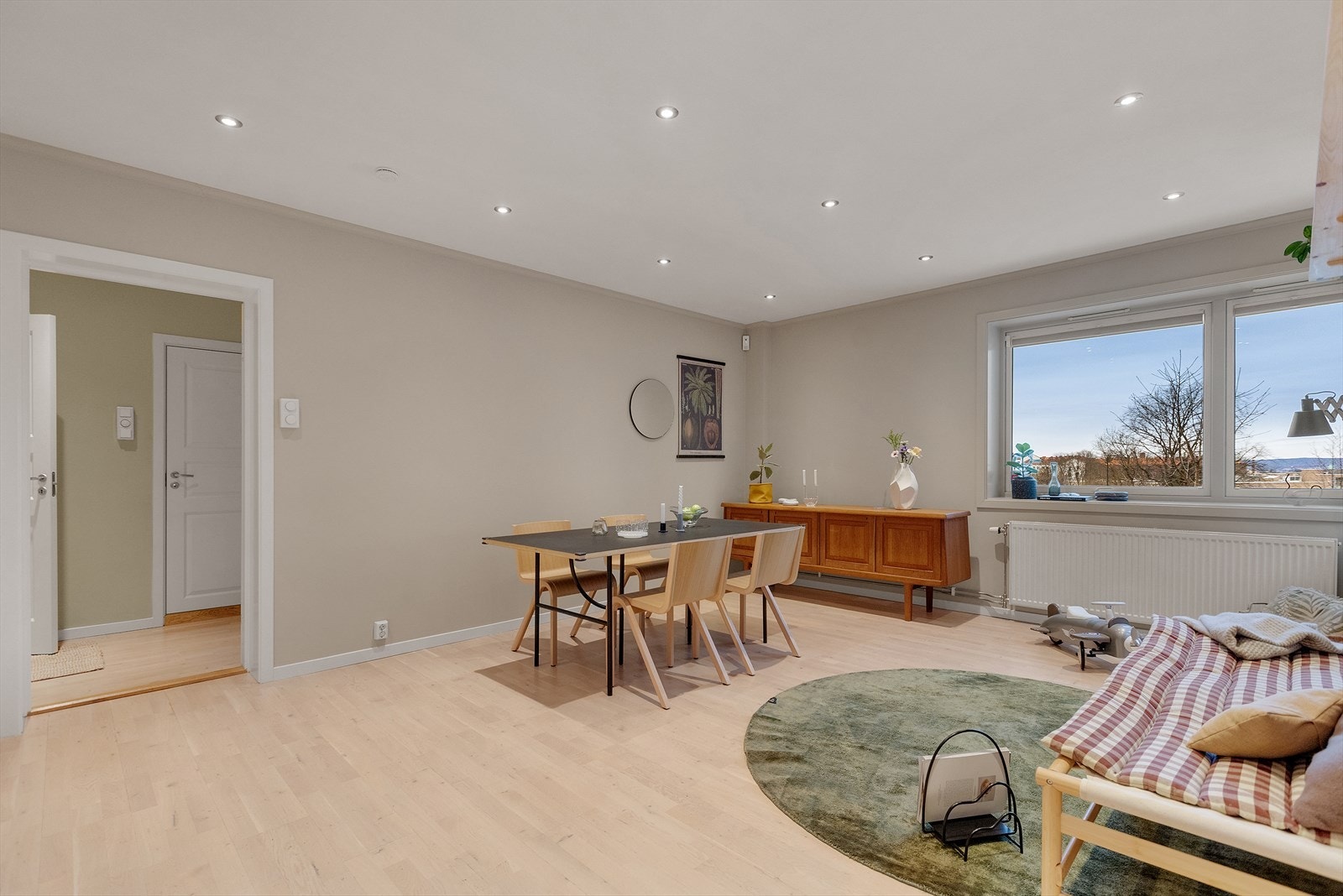 Leiligheten byr på store vindusflater og romslig kjøkken med god plass til spisebord med plass til hele familien! Galleribilde