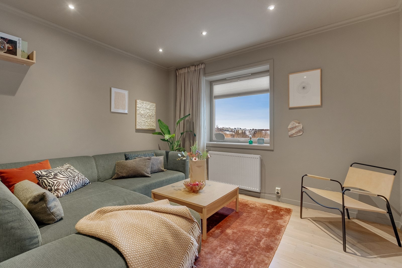 Store vindusflater slipper inn rikelig med naturlig lys og bidrar til en luftig romfølelse Galleribilde