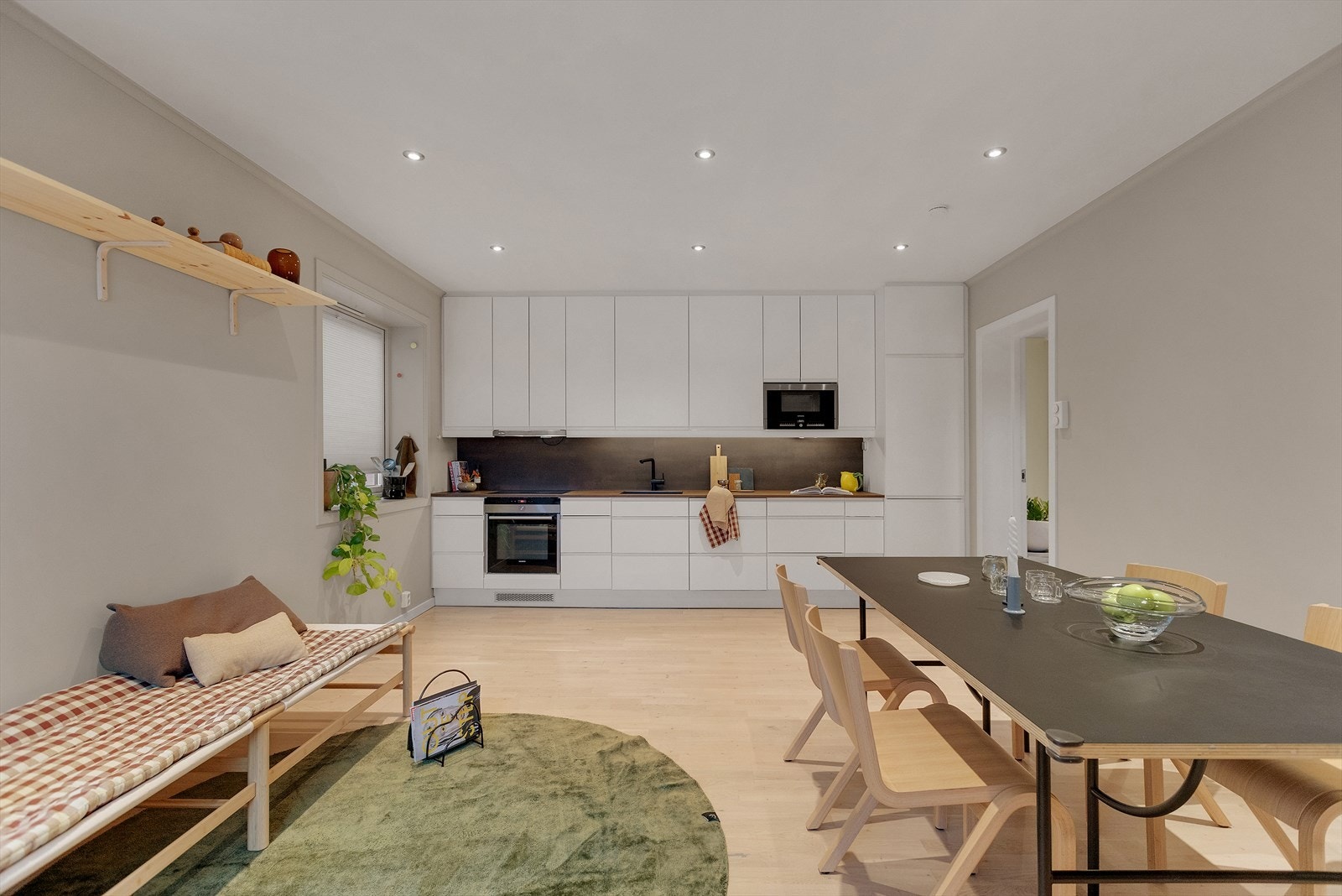 Det er godt med skap- og benkeplass, og praktisk lys/lyslist under overskapene sørger for gode arbeidsforhold. Galleribilde