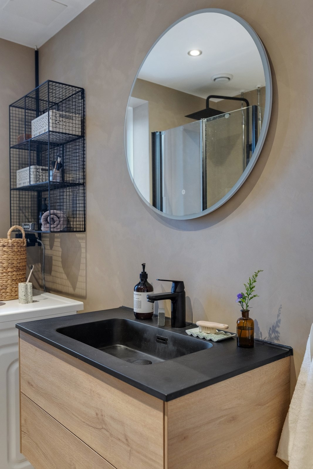 Innredningen består av veggmontert WC, servant med ettgreps blandebatteri integrert i innredning samt opplegg for vaskemaskin. Galleribilde