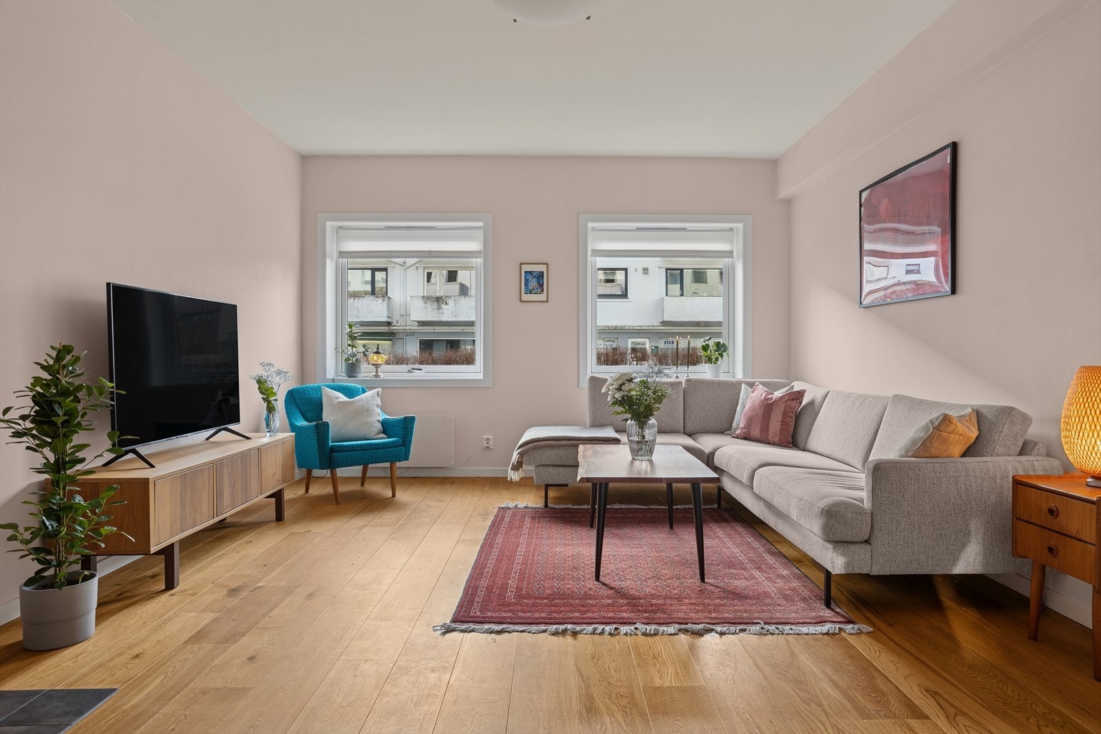 I forbindelse med oppussing i stue ble veggene utforet og etterisolert. Galleribilde