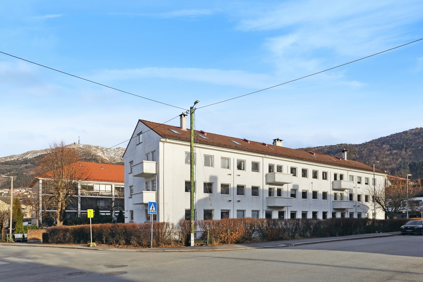 Leiligheten har busstopp i umiddelbar nærhet og flere dagligvarebutikker innen kort gangavstand. Galleribilde