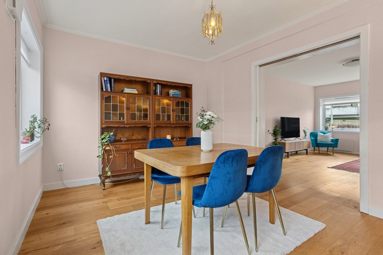 Det er skyvedør mellom de 2 stuene i dag. Galleribilde