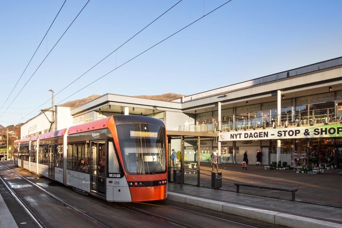 Sletten Shoppingsenter med bybanestopp ligger i kort avstand fra leiligheten. Galleribilde