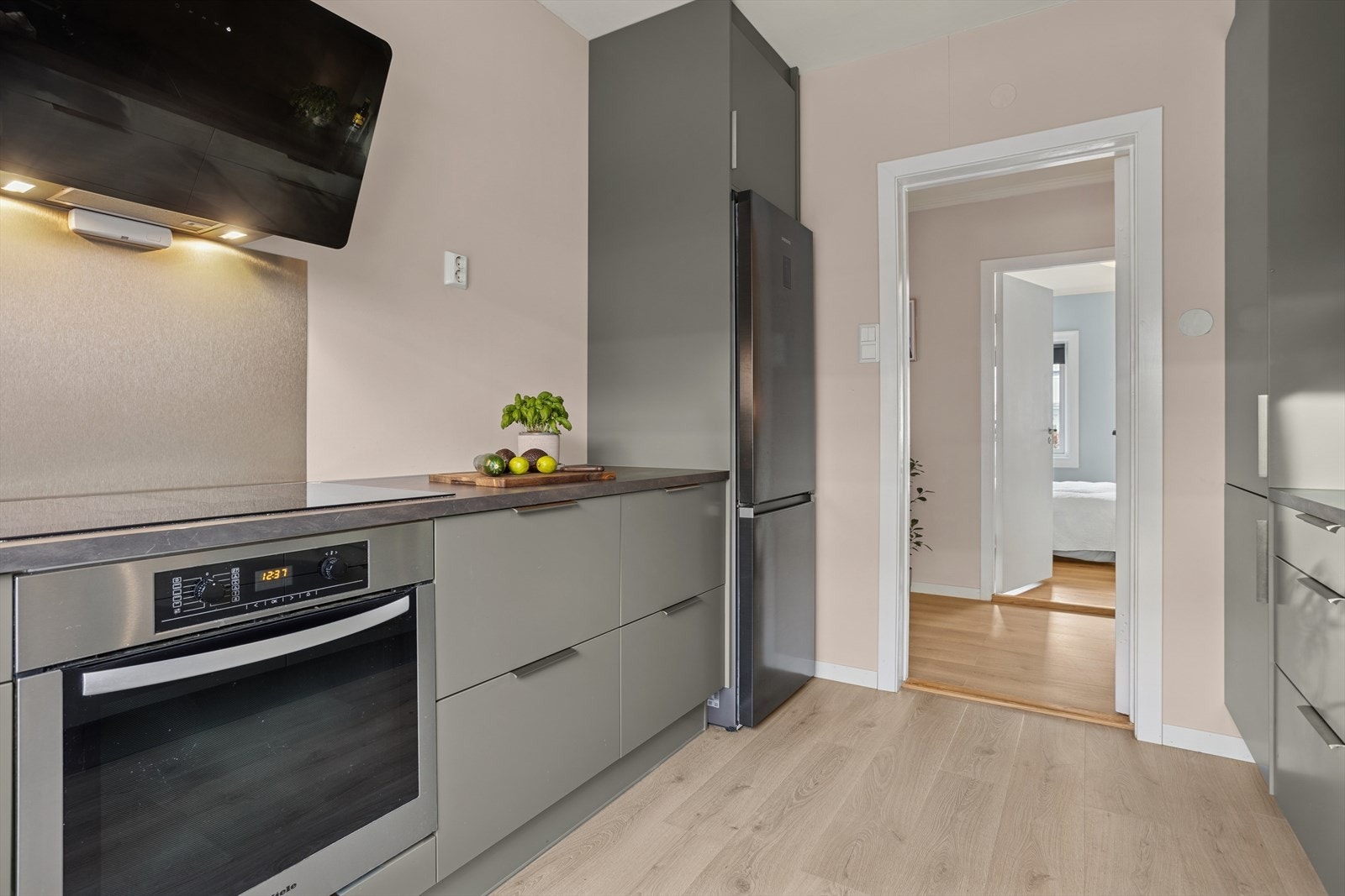 Stilrent og lekkert kjøkken med slette fronter i en lun fargetone. Galleribilde