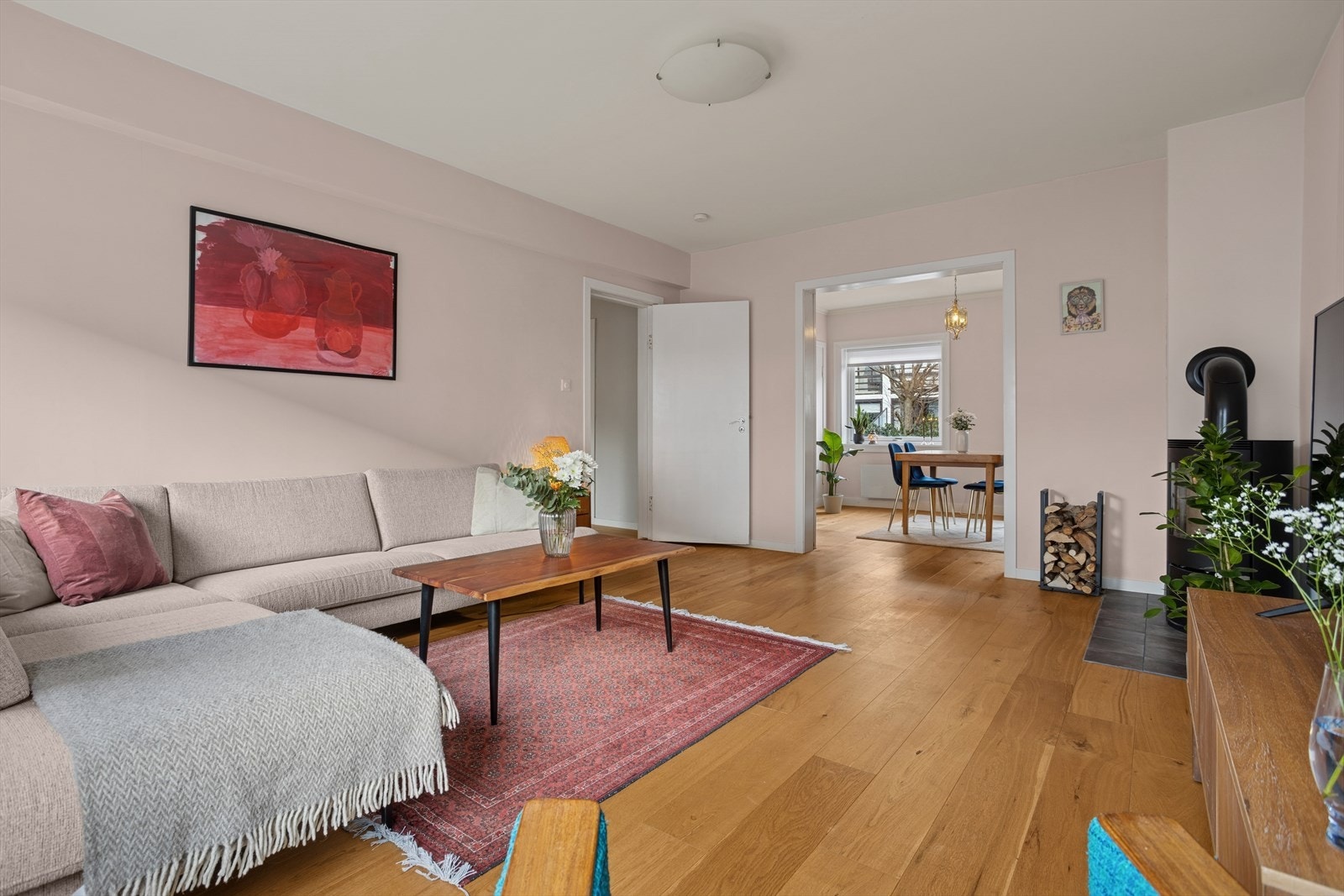 Lys og pen stue som ble oppusset i 2023. Galleribilde