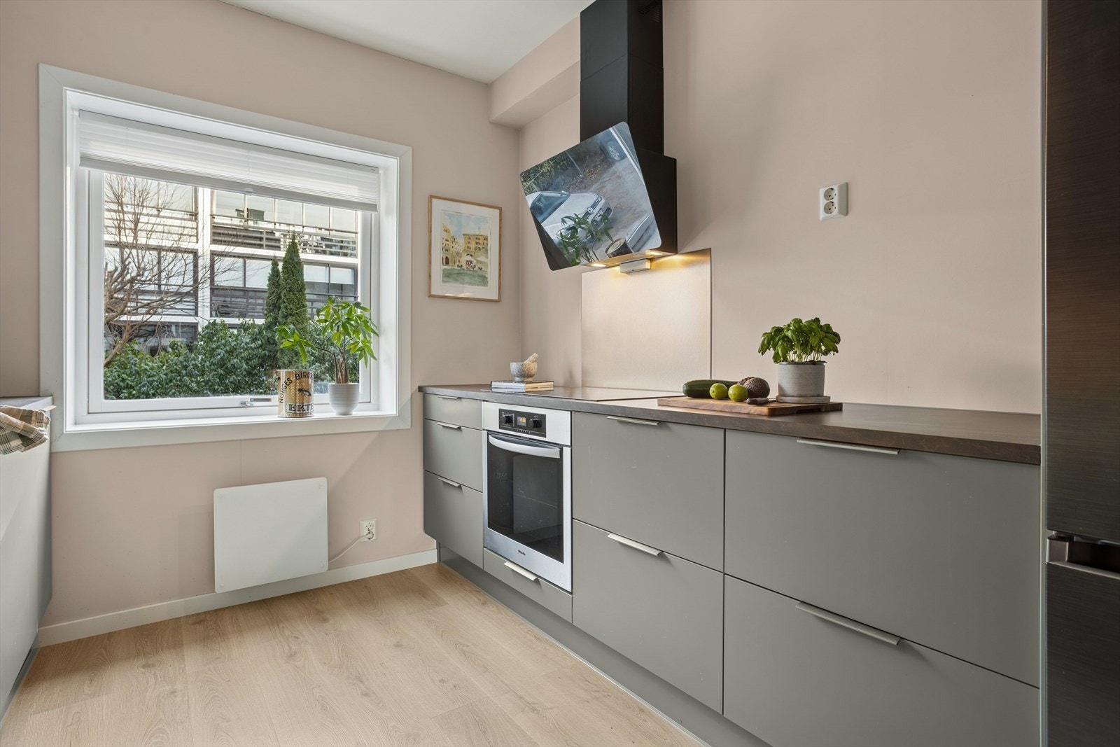 Integrert oppvaskmaskin, stekeovn og platetopp medfølger i salget. Sistnevnte har ekstra bredde på 80 cm. Galleribilde