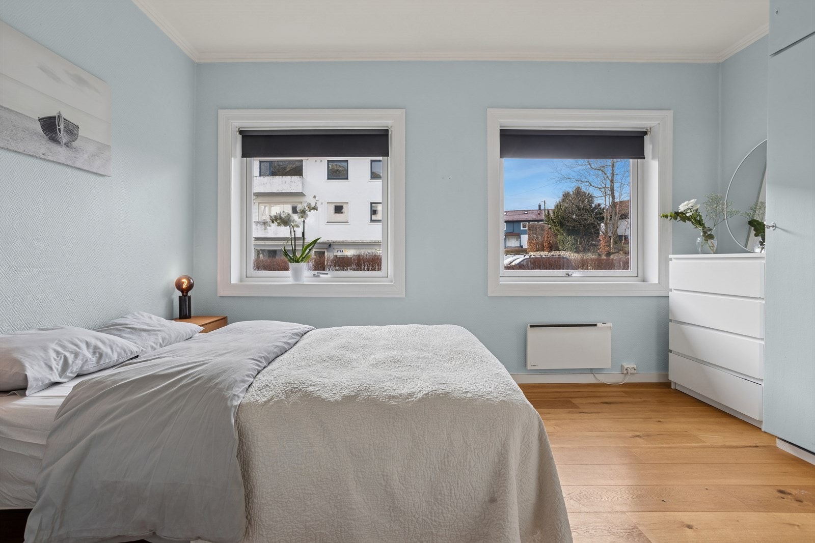 Lyst og luftig hovedsoverom med god plass til dobbeltseng og ellers ønsket møblement. Galleribilde