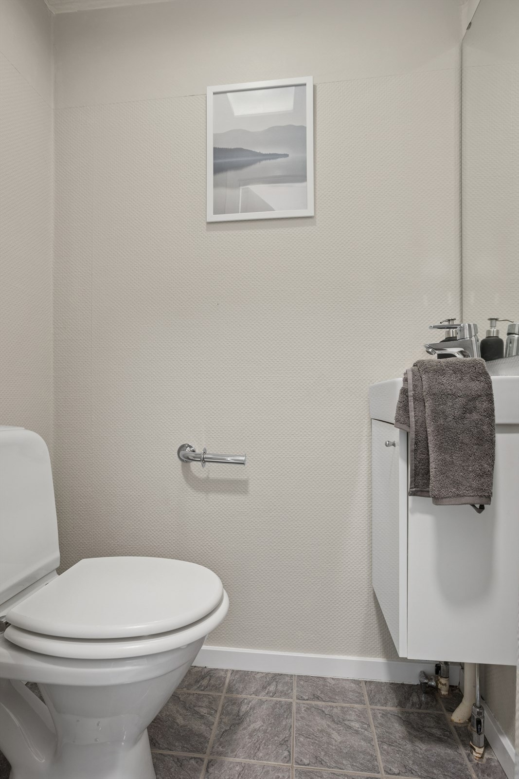 Separat, nymalt wc-rom som også ble oppgradert i 2023 med nytt møblement. Galleribilde