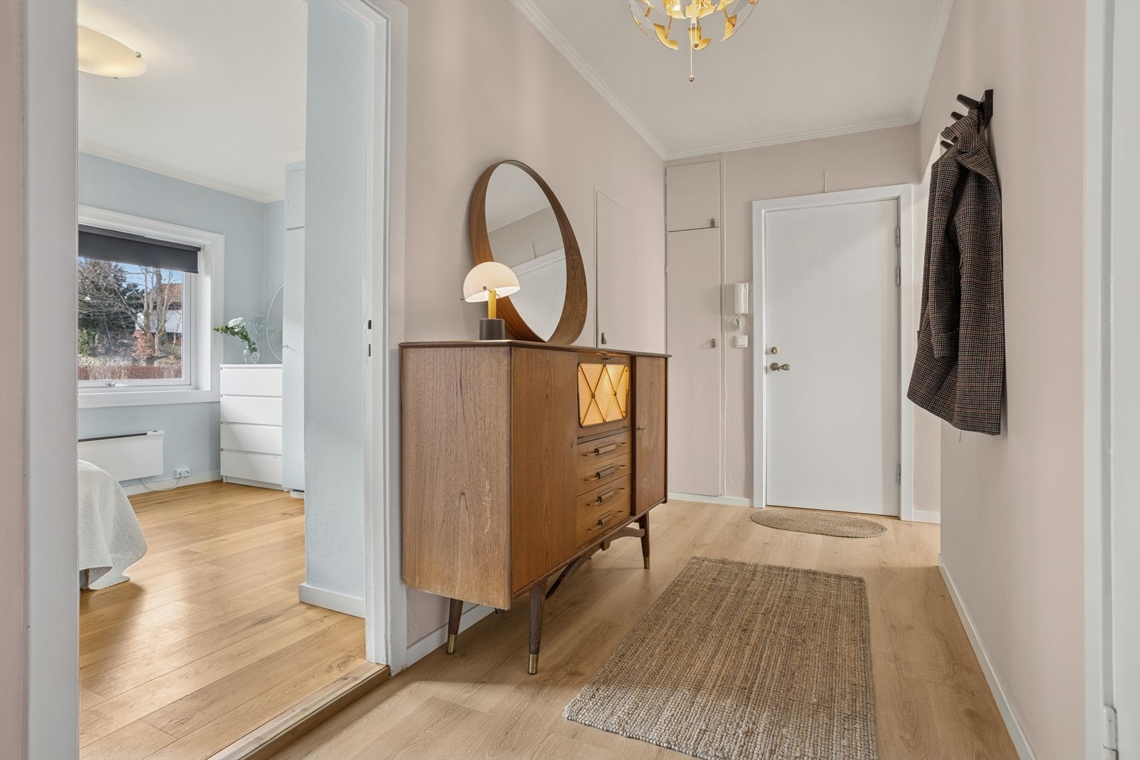 Nymalt og romslig entre med dørtelefon og plassbygde skap. Galleribilde