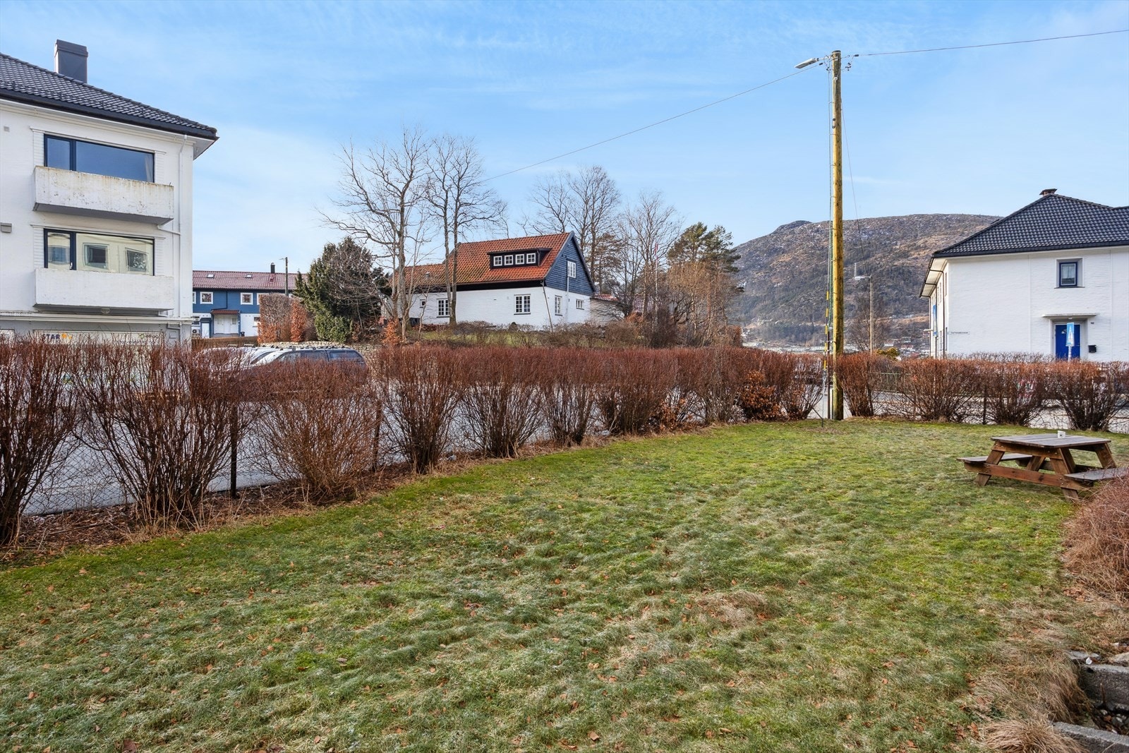 Blokken ligger i et veletablert og populært boligområde nær Langhaugen og Fridalen skole. Galleribilde