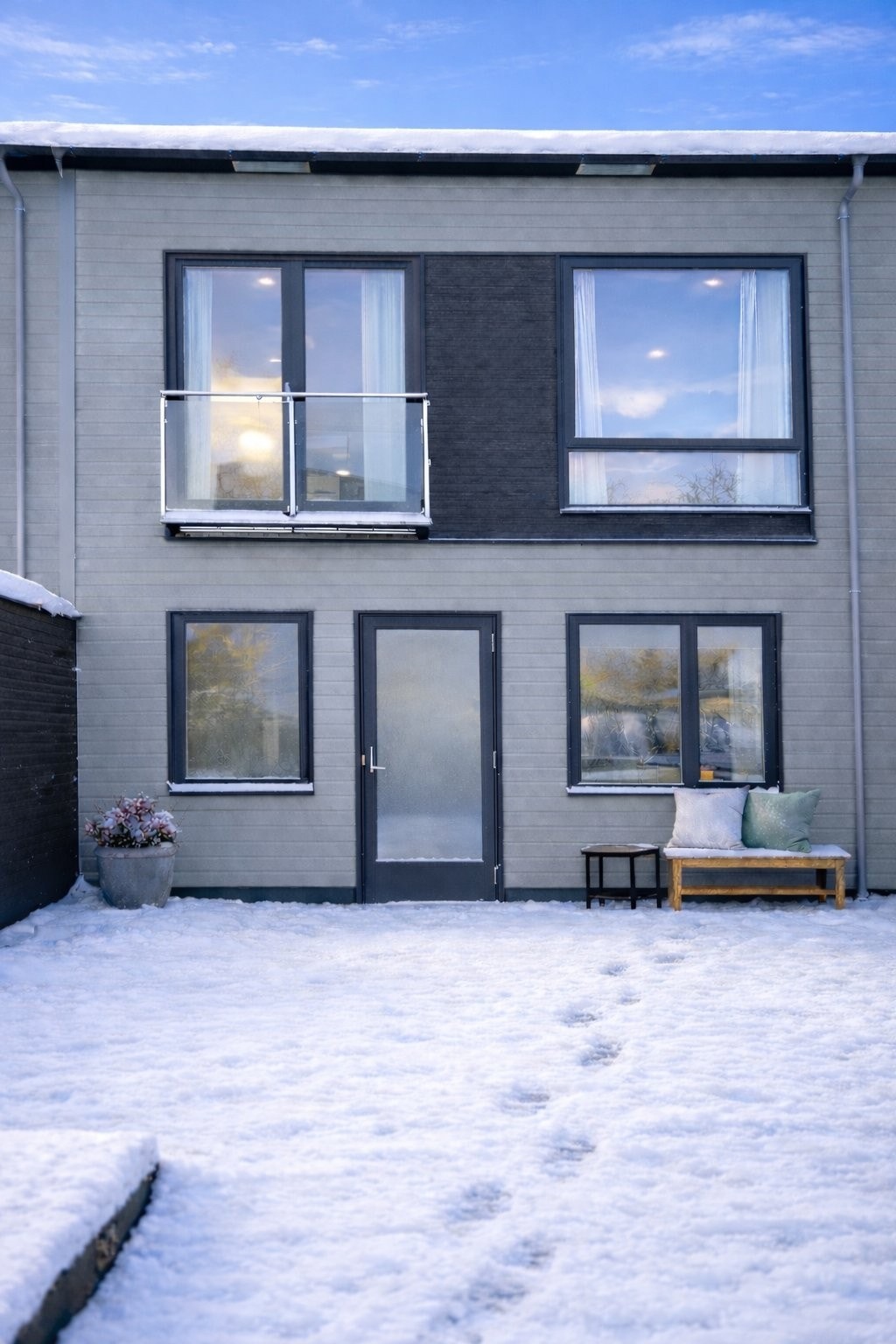 Fasade og uteområde med platting og hage. Galleribilde