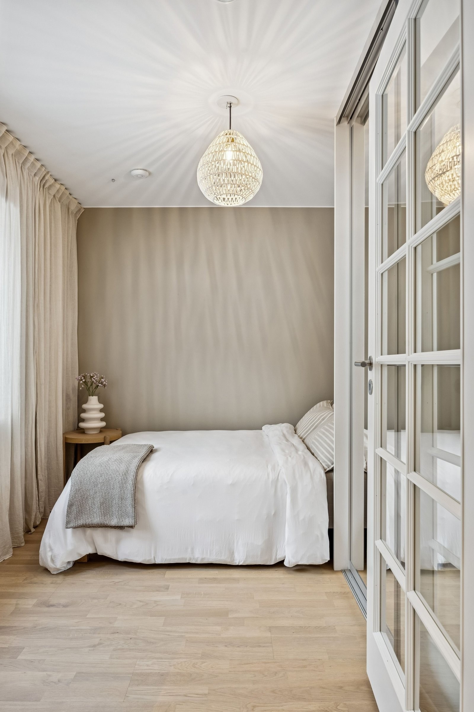 Soverom i 1.etg med praktisk skyvedørsgarderobe. Innredning fra Elfa. Galleribilde