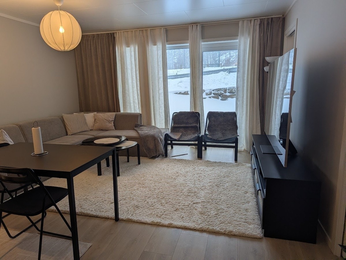 Stue med utgang til hage Galleribilde