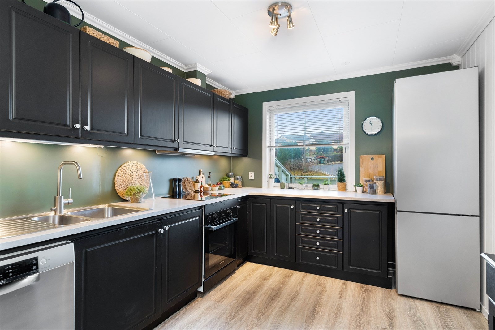 Alle hvitevarer som oppvaskmaskin, stekeovn, platetopp og kjøleskap medfølger handelen. Galleribilde