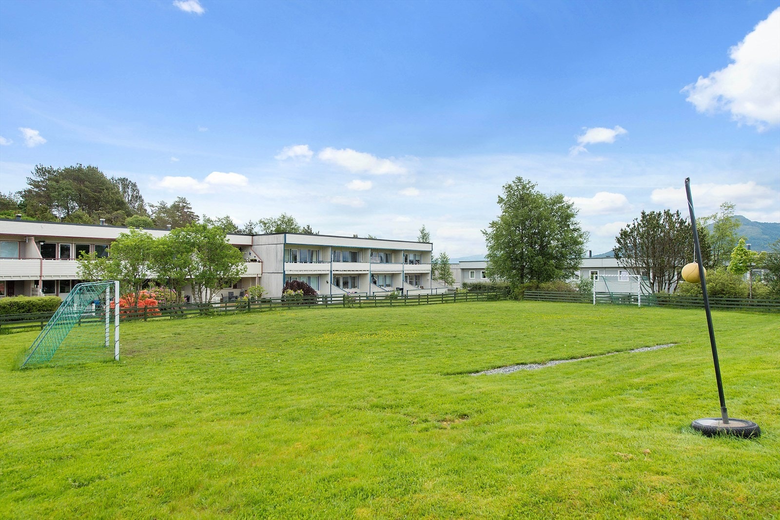 Flotte fellesarealer i området, med fotballbane og lekeplass. Galleribilde