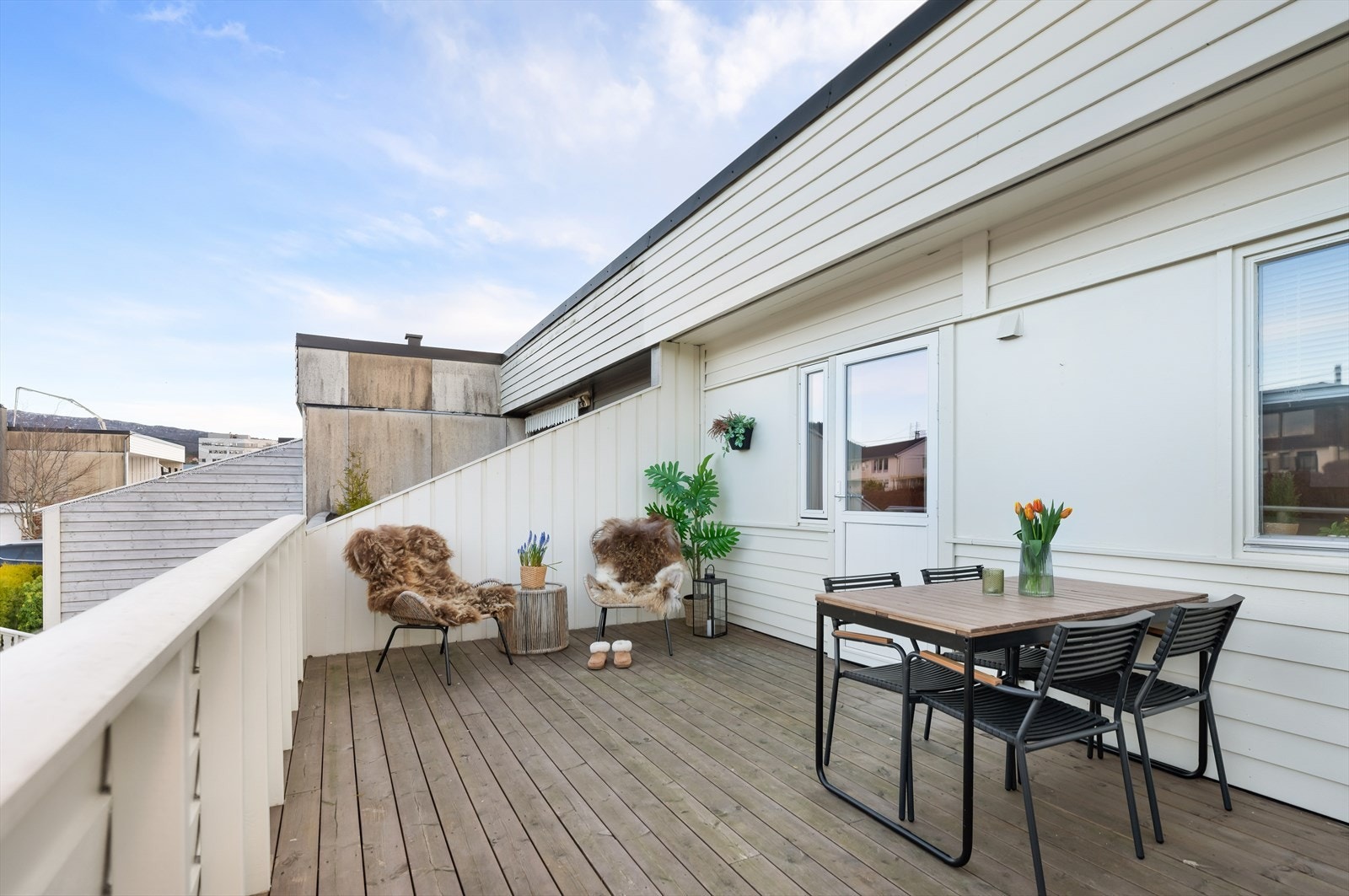 Her nyter man kveldssolen lengst, og har god plass for alt av utemøbler man har behov for. Galleribilde