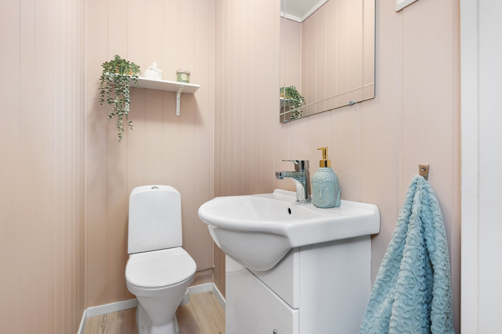 I denne etasjen er det også et separat wc. Vegg i vegg med dette finner man også eget vaskerom. Galleribilde