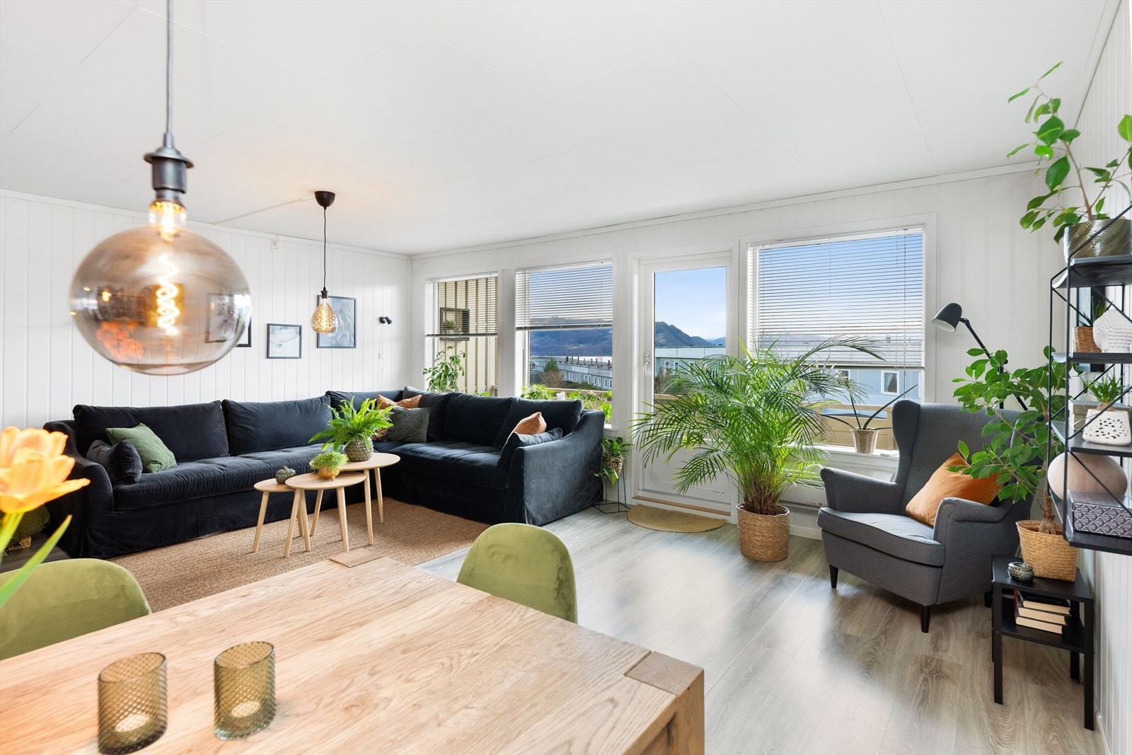 Hjertelig velkommen til visning i Bruvegen 90! Et flott rekkehus med sentral beliggenhet i Knarvik. Eiendommen presenteres av Eiendomsmegler Norge v/Hans Petter Midbrød. Galleribilde