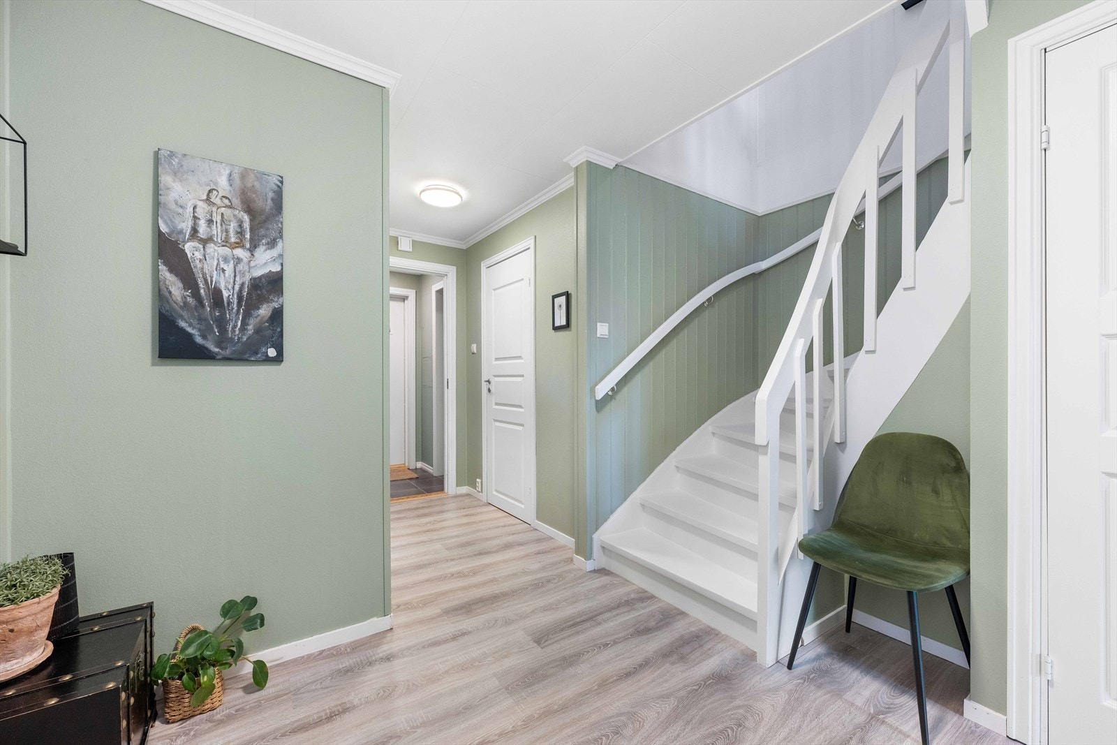 Romslig hall i 1 etasje. Herfra er det tilkomst til entré, innvendig bod, bod under trapp, 2 soverom, wc, vaskerom og bad. Galleribilde