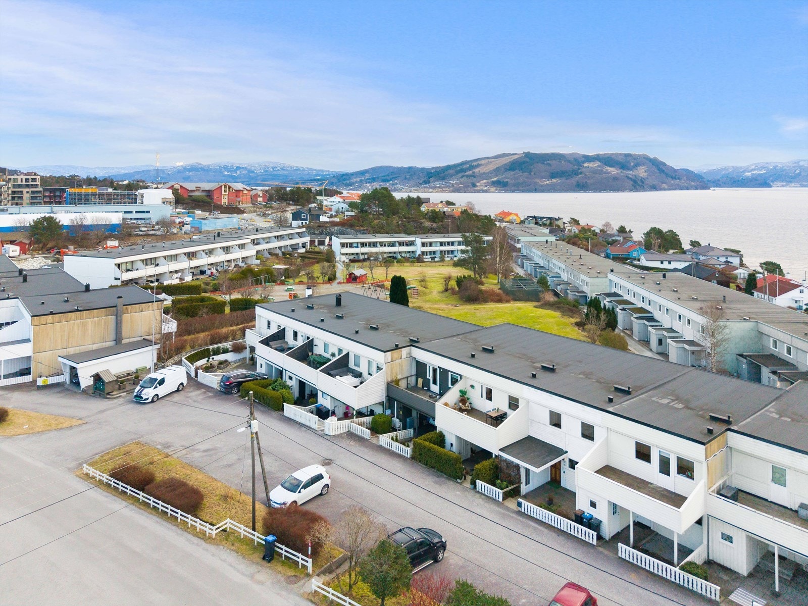 Det er kun 2 minutters gange til nærmeste dagligvarebutikk, og et par minutter til så er du på Knarvik senter. Husk påmelding til visning! Galleribilde